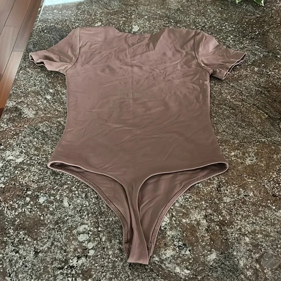 Babaton Aritzia Contour High Neck Short Sleeve Thong Bodysuit Brown Taupe Size S - Picture 3 of 11